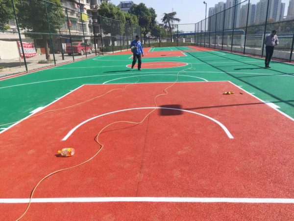 学校球场跑道施工视频1